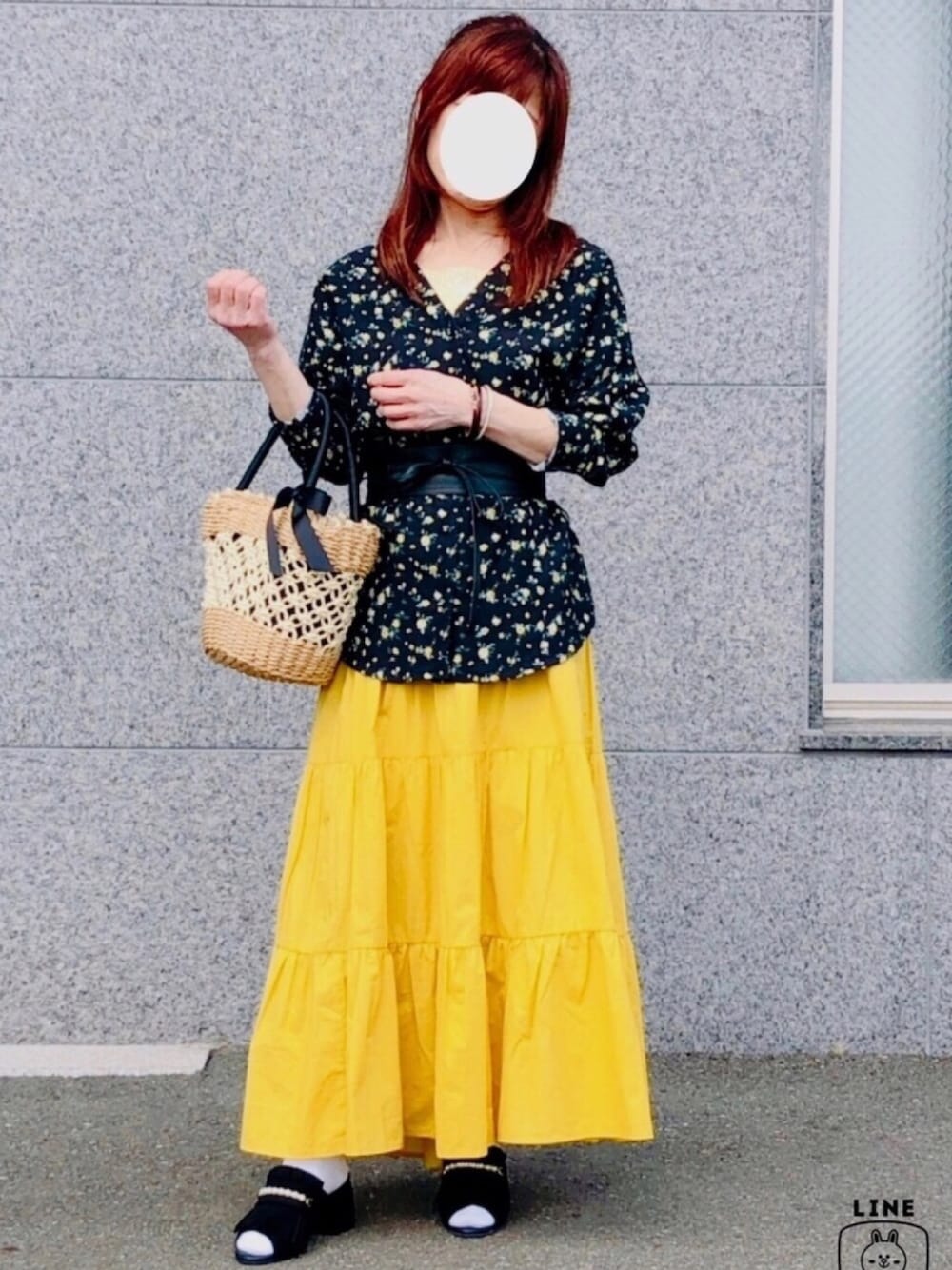 「春コーデ、オトナガーリー、きれいめカジュアル、プチプラ、花柄ブラウス、ティアードスカート、GU、サンダル×靴下、かごバッグ、ブラック×イエロー」｜「E hyphen world galleryのタイ付Vネックブラウス（シャツ/ブラウス、ブラック系）」を使った、kaop🐣さん（レディース・151cm）の春コーディネートの1枚目の写真