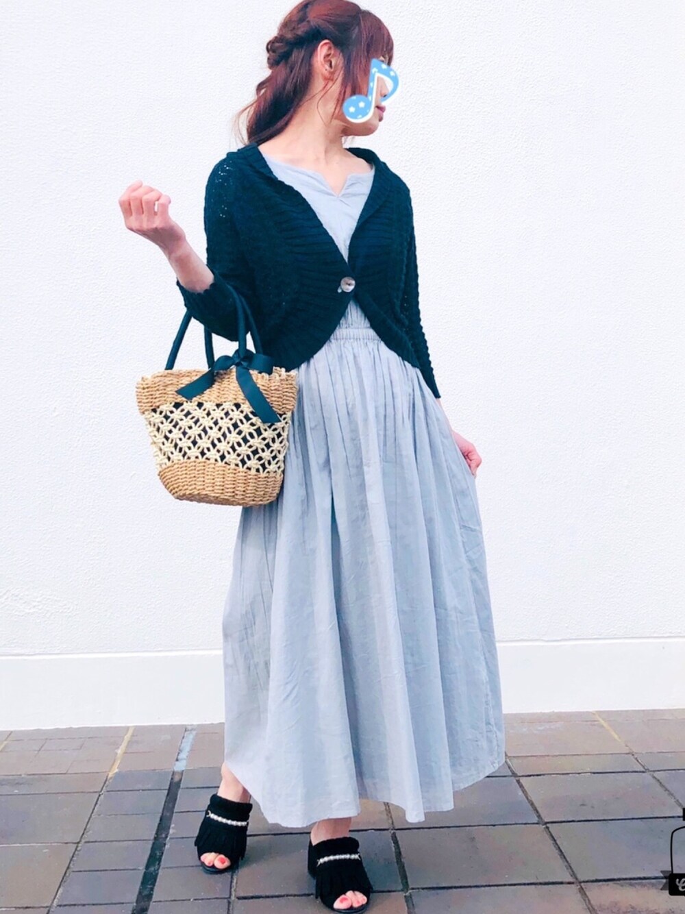 グレー系のワンピース、ブラック系のカーディガン/ボレロ、ブラック系のサンダルを着用したレディースの春コーディネートの1枚目の写真