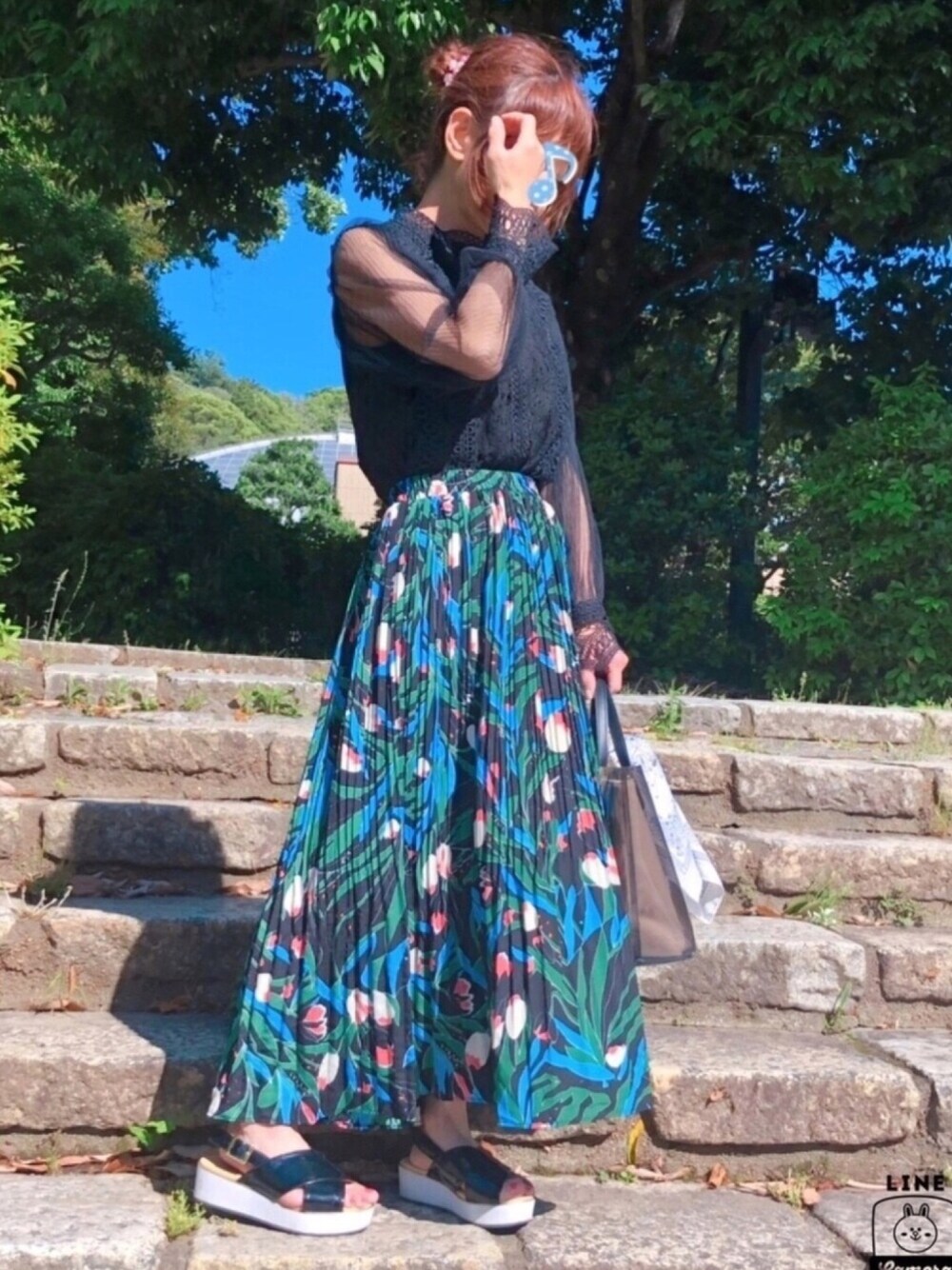 「夏コーデ、オトナカジュアル、キレイめ、ブラウス×スカート、レースブラウス、花柄スカート、プリーツスカート、おだんごヘア、クリアバッグ、ブラック」｜「🍀横向き🍀のアイテム（その他、その他）」を使った、kaop🐣さん（レディース・150cm）の夏コーディネートの1枚目の写真