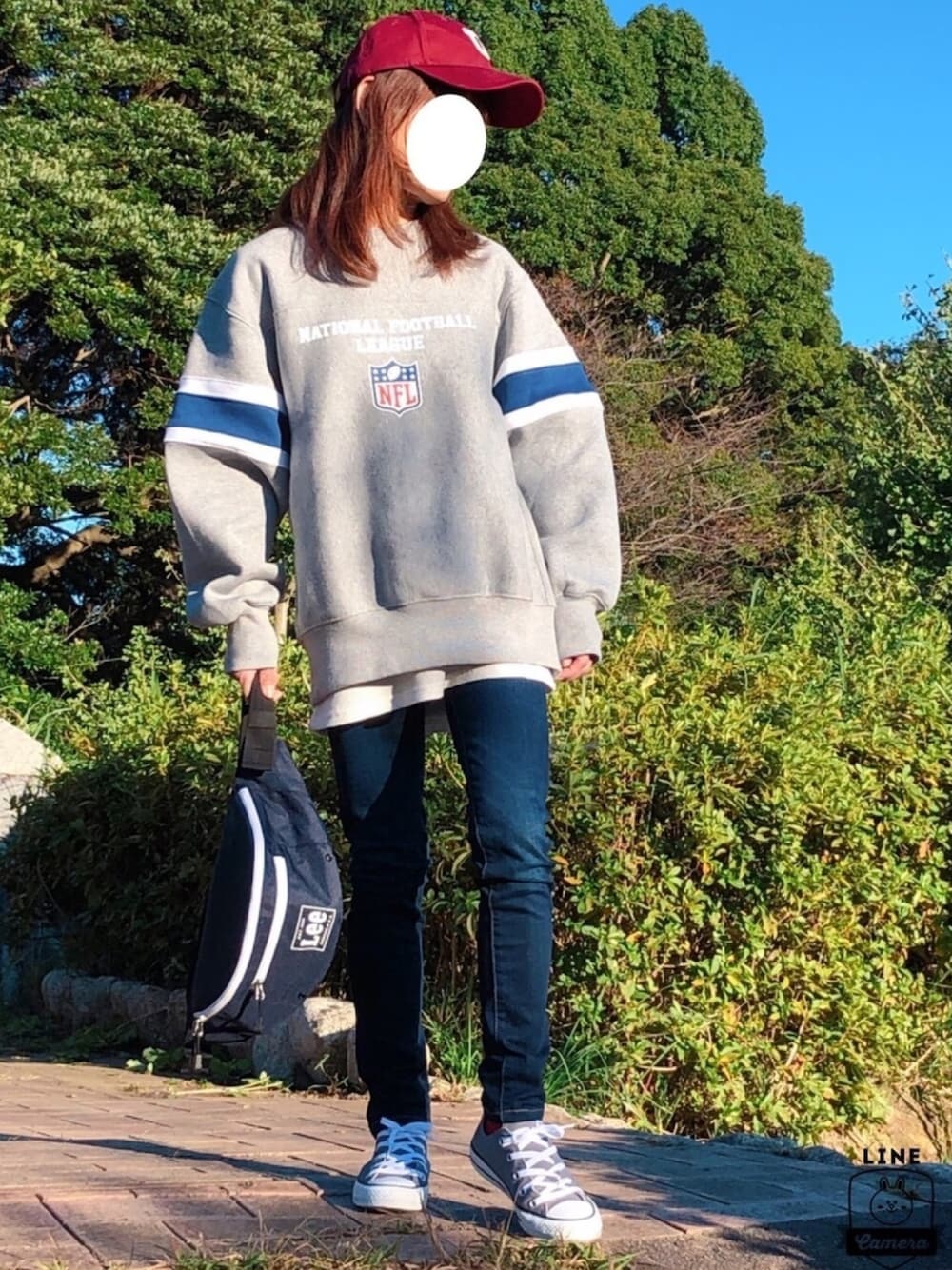 「秋のコーデ、カジュアル、ボーイズライク、プチプラ、オーバーサイズ、GU、Levi's、キャップ、コンバース、ボディバッグ」｜「Championの【Champion】ロゴベースボールキャップ（キャップ、レッド系）」を使った、kaop🐣さん（レディース・151cm）の秋コーディネートの1枚目の写真
