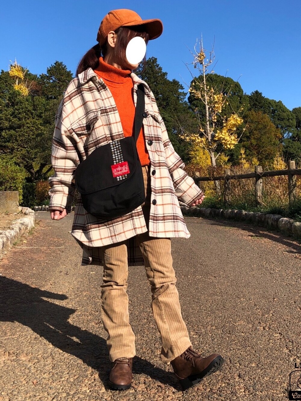 その他のその他アウター、オレンジ系のニット/セーター、ベージュ系のその他パンツを着用したレディースの冬コーディネートの1枚目の写真