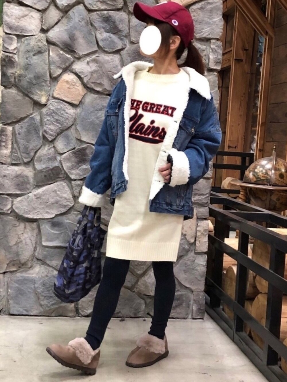 「冬コーデ、あったかコーデ、カジュアル、デニムジャケット、ニットワンピース、ニットレギンス、ボアブーツ、キャップ女子、低身長、好きな服を着隊」｜「Championの【Champion】ロゴベースボールキャップ（キャップ、レッド系）」を使った、kaop🐣さん（レディース・150cm）の冬コーディネートの1枚目の写真