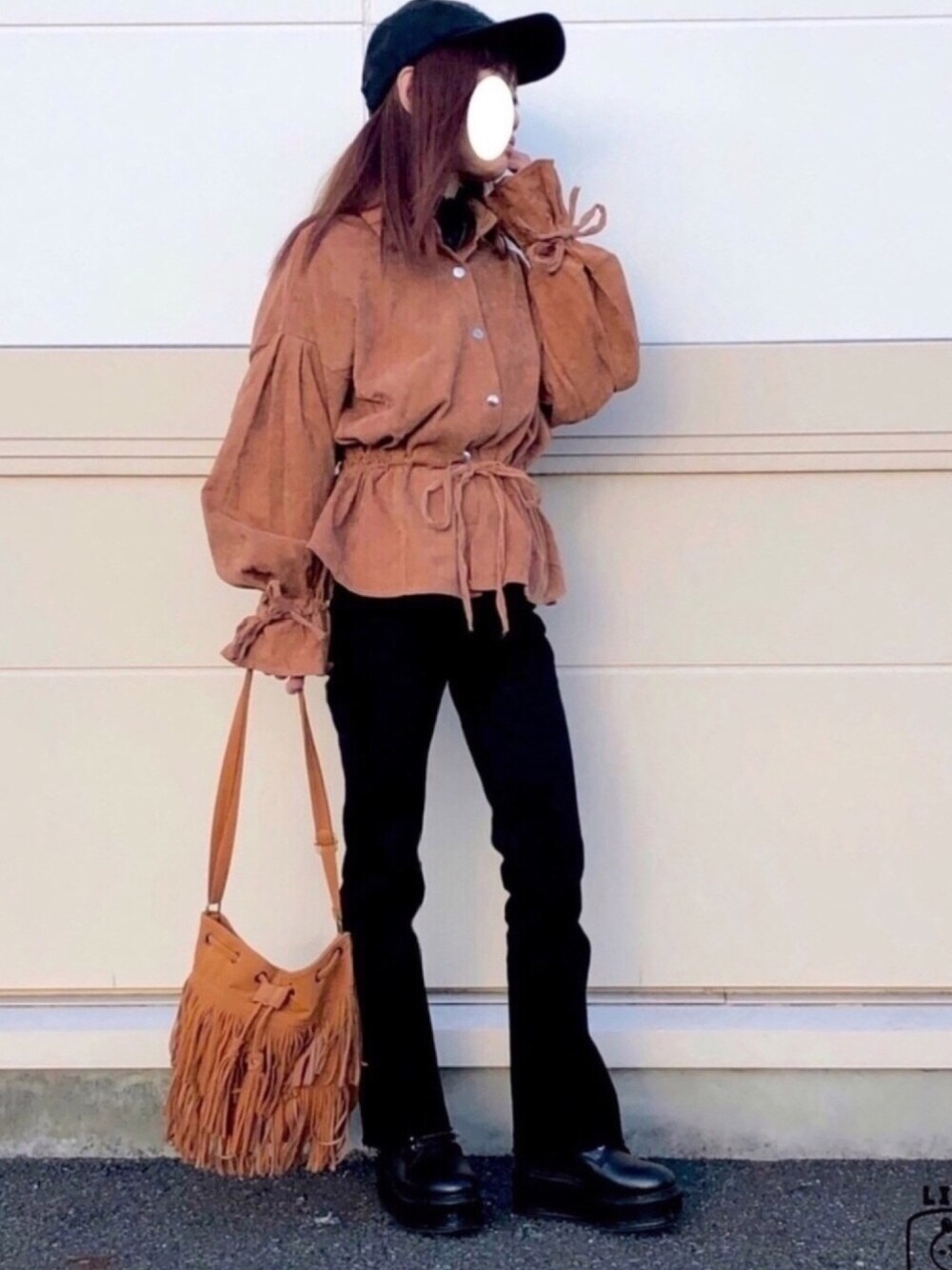 ブラウン系のシャツ/ブラウス、ブラック系のTシャツ/カットソー、ブラック系のデニムパンツを着用したレディースの冬コーディネートの1枚目の写真