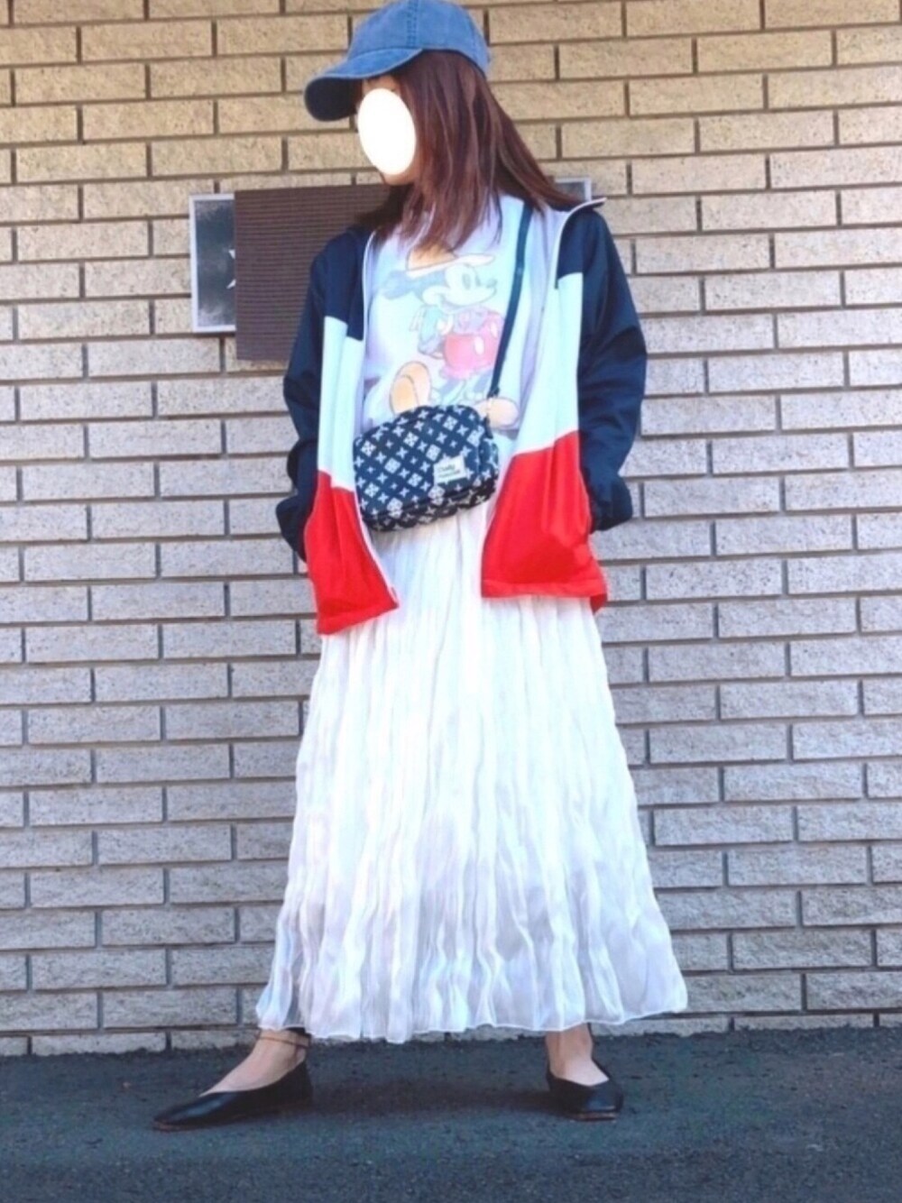 「春コーデ、オトナガーリー、スポーツmix、FILA、ウィンドブレーカー、Tシャツ×スカート、フラットシューズ、キャップ女子、低身長、好きな服を好きなように着る🐷💕」｜「newhattanの【newhattan】ニューハッタンキャップ（キャップ、パープル系）」を使った、kaop🐣さん（レディース・150cm）の春コーディネートの1枚目の写真