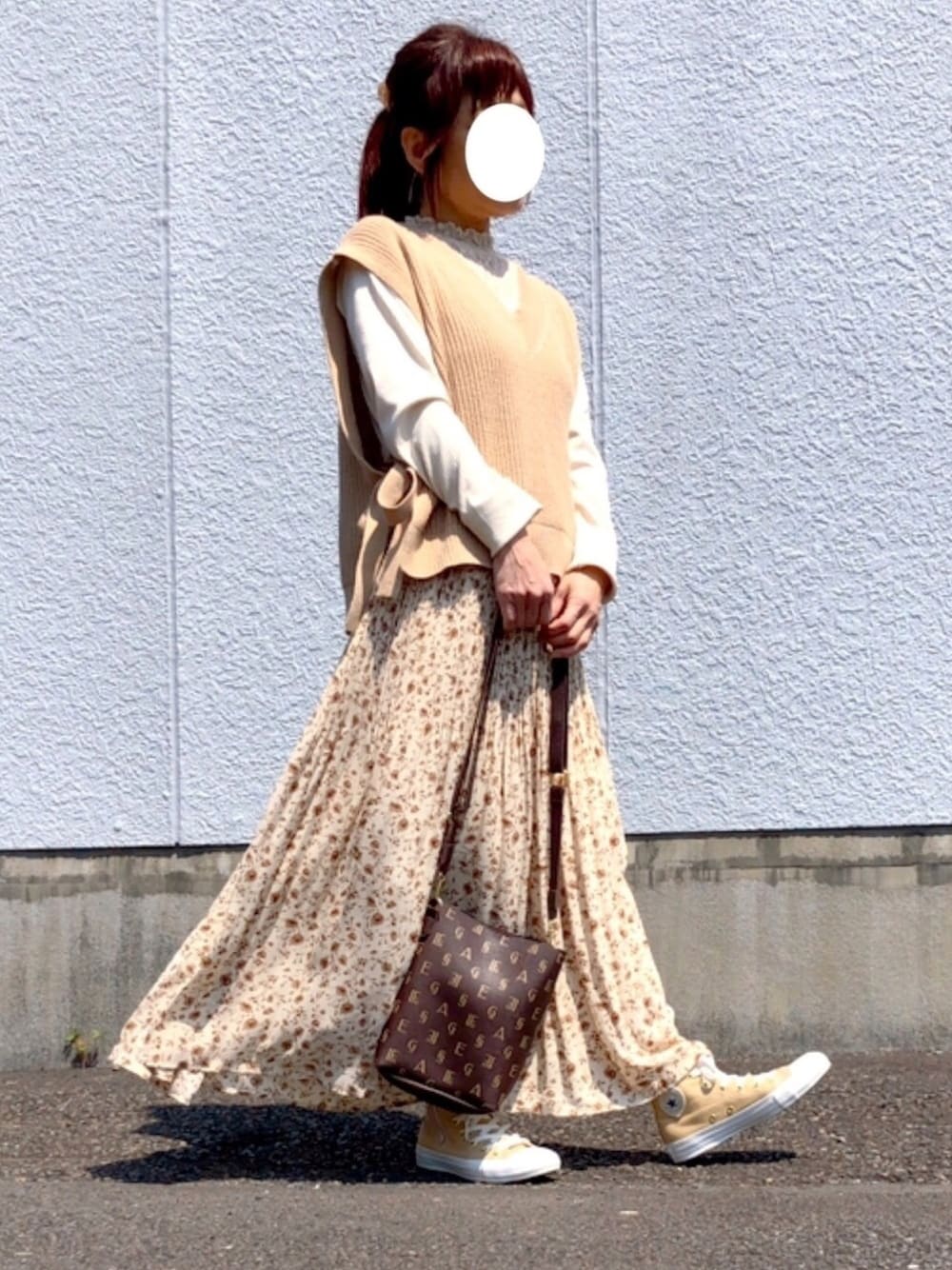 「春コーデ、オトナガーリー、オトナカジュアル、ワントーンコーデ、ベージュコーデ、プチプラ、ベスト、花柄スカート、コンバース ハイカット、低身長」｜「GUのアイテム（Tシャツ/カットソー、ベージュ系）」を使った、kaop🐣さん（レディース・150cm）の春コーディネートの1枚目の写真