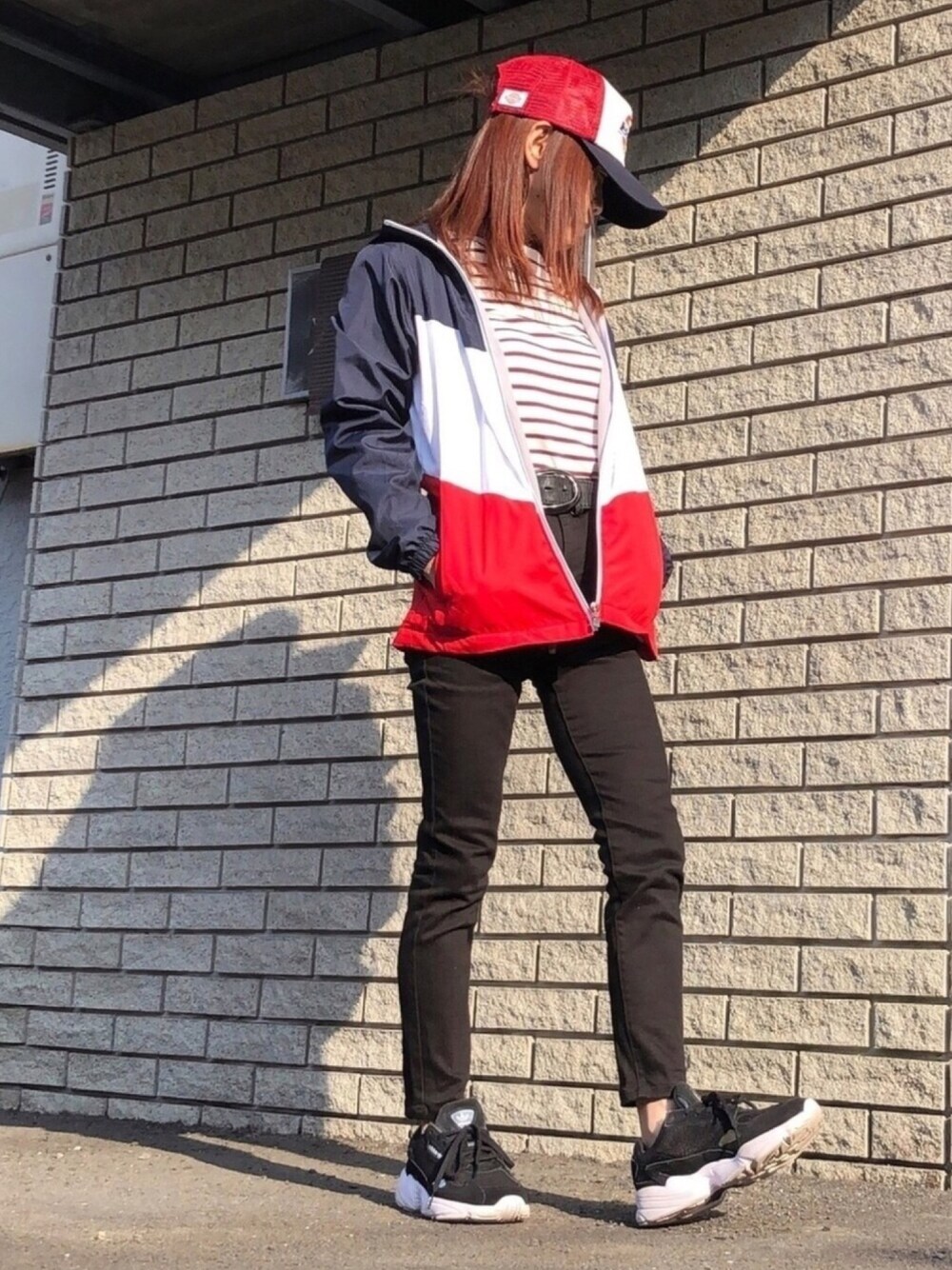 「黒スキニー、春コーデ、カジュアル、ストリートMIX、シンプル、FILA、ウインドブレーカー、adidasスニーカー、キャップ女子、低身長」｜「Dickiesのアイテム（キャップ、その他）」を使った、kaop🐣さん（レディース・150cm）の春コーディネートの1枚目の写真