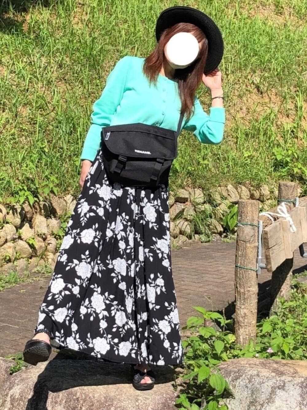 「カーディガン、春夏コーデ、オトナカジュアル、ミントカラー、花柄パンツ、ワイドパンツ、ハット、メッセンジャーバッグ、低身長、好きな服を好きなように着る🐷💕」｜「SPIRALGIRLの古着屋で300円で購入✌️新品同様（ハット、ブラック系）」を使った、kaop🐣さん（レディース・150cm）の春コーディネートの1枚目の写真