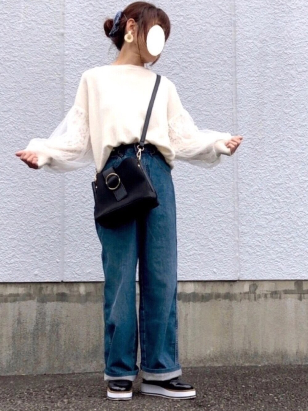 「春夏コーデ、低身長、カジュアルガーリー、シンプル、ゆるデニム、カーブジーンズ、白ニット、ボリューム袖、オックスフォードシューズ、好きな服を着隊」｜「Mysa&Liinaのレースボリューム袖ニットプルオーバー（ニット/セーター、ホワイト系）」を使った、kaop🐣さん（レディース・150cm）の春コーディネートの1枚目の写真