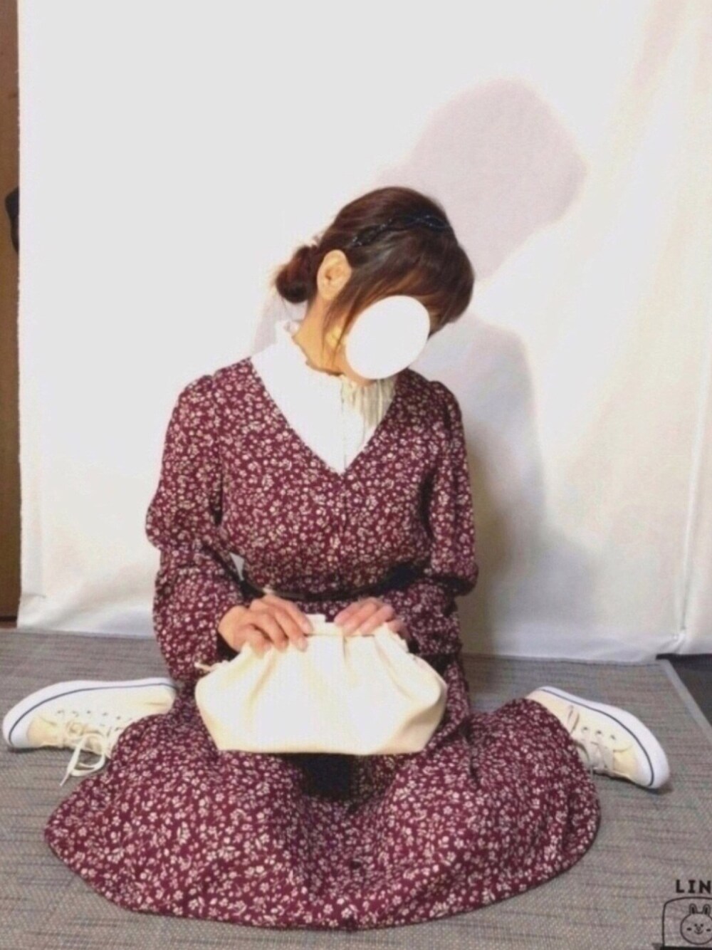 「秋コーデ、きれいめカジュアル、オトナガーリー、プチプラ、ワンピース、小花柄ワンピース、つけ襟、ワンピース×スニーカー、がま口バッグ、低身長」｜「earth music&ecologyの花柄エンパイアギャザーワンピース（ワンピース、レッド系）」を使った、kaop🐣さん（レディース・150cm）の秋コーディネートの1枚目の写真