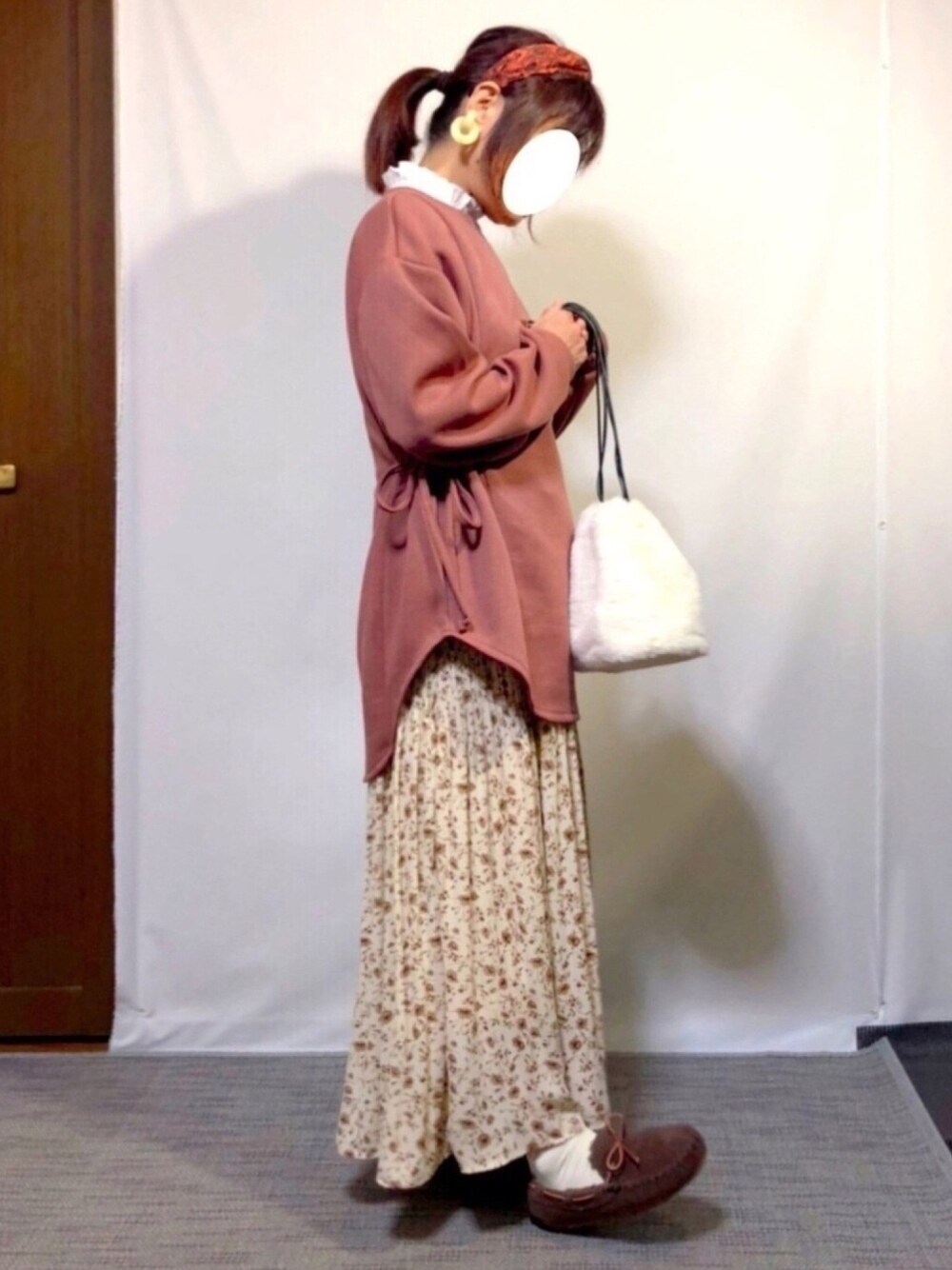 「秋のコーデ、プチプラ、大人ガーリー、カジュアルガーリー、しまむらコーデ、花柄スカート、つけ襟、モカシン、ファー小物、低身長」｜「dearfulのアイテム（スウェット、ブラウン系）」を使った、kaop🐣さん（レディース・150cm）の秋コーディネートの1枚目の写真