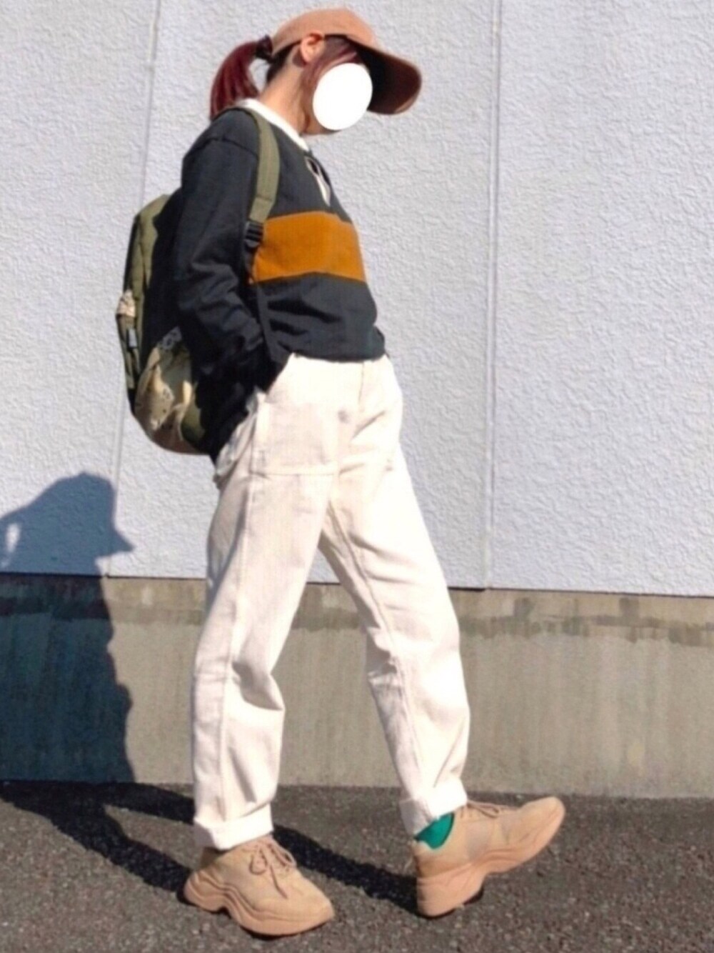 グリーン系のTシャツ/カットソー、ホワイト系のその他パンツ、ベージュ系のスニーカーを着用したレディースの秋コーディネートの1枚目の写真