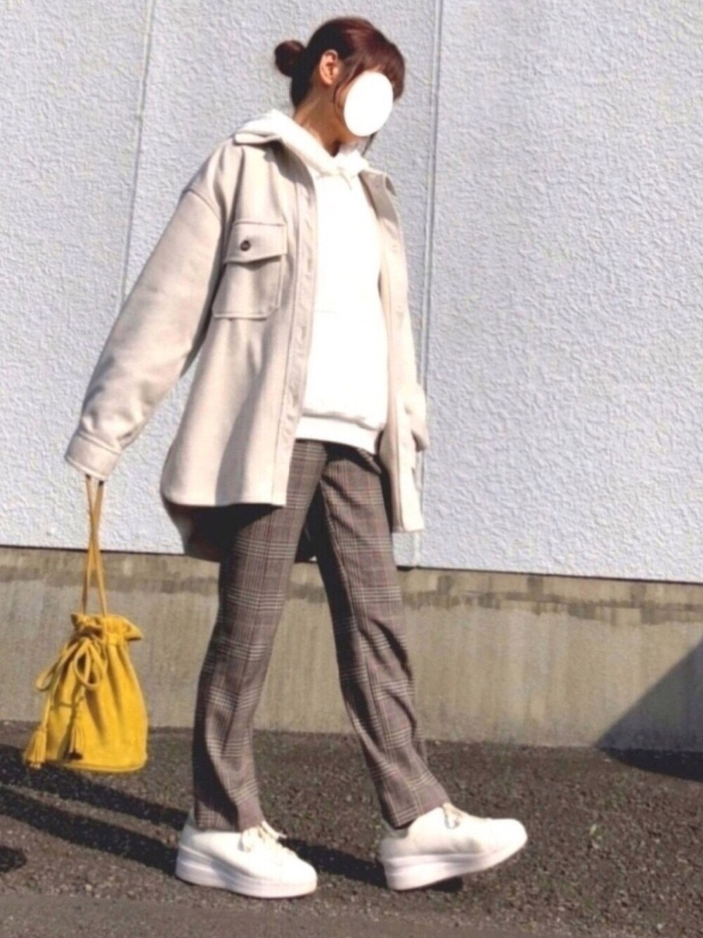 「秋冬コーデ、オトナカジュアル、パンツスタイル、CPOジャケット、白パーカー、スラックス、チェックパンツ、グレンチェック、白スニーカー、低身長」｜「Aunt Marie'sのAUNT MARIE'S ボンディングスエードCPOシャツジャケット（カバーオール、グレー系）」を使った、kaop🐣さん（レディース・150cm）の秋コーディネートの1枚目の写真