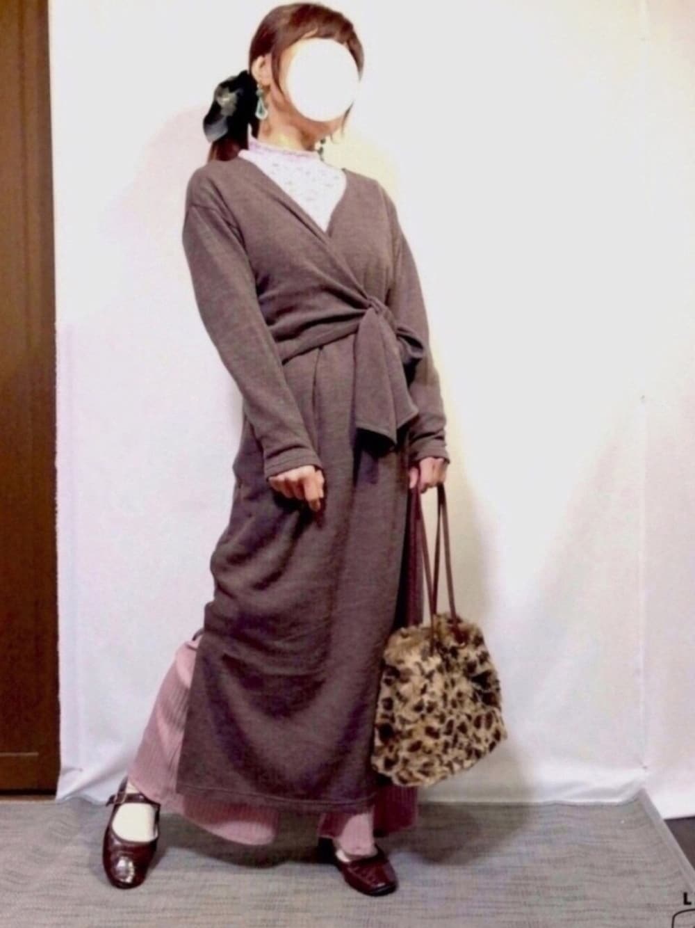 ブラウン系のワンピース、ピンク系のパンツ、ブラウン系のその他シューズを着用したレディースの冬コーディネートの1枚目の写真