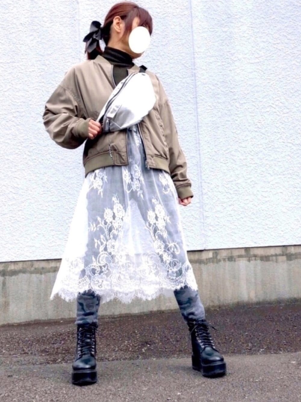 グリーン系のMA-1、グリーン系のニット/セーター、グレー系のパンツを着用したレディースの冬コーディネートの1枚目の写真