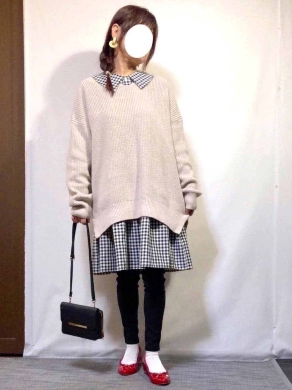 グレー系のニット/セーター、ブラック系のワンピース、レッド系のバレエシューズを着用したレディースの春コーディネートの1枚目の写真