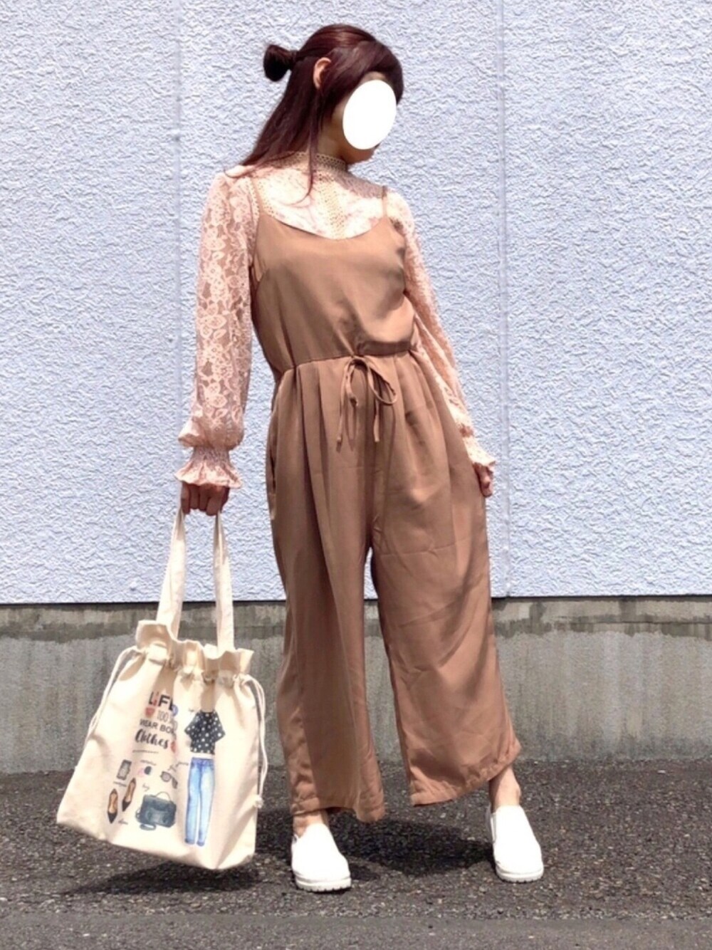 「春夏コーデ、オトナガーリー、カジュアルガーリー、古着MIX、サロペット、レースブラウス、シースルー、スリッポン、プチプラ、低身長」｜「Futier landの総レースレディトップス（Tシャツ/カットソー、ピンク系）」を使った、kaop🐣さん（レディース・150cm）の春コーディネートの1枚目の写真