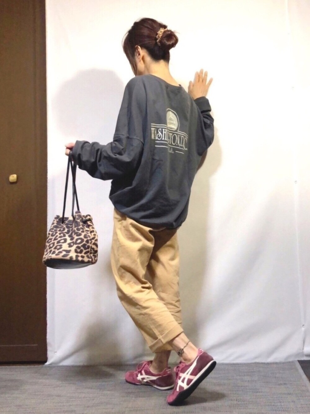 「おうちファッション、カジュアル、シンプル、ゆるだぼ、Antie Rosa Holiday、バックプリント、テーパードパンツ、オニツカタイガー、アンクレット、低身長」｜「Auntie Rosa Holidayの【Holiday】WASHINGTON,D,C バックプリントトップ（Tシャツ/カットソー、グレー系）」を使った、kaop🐣さん（レディース・150cm）の春コーディネートの1枚目の写真