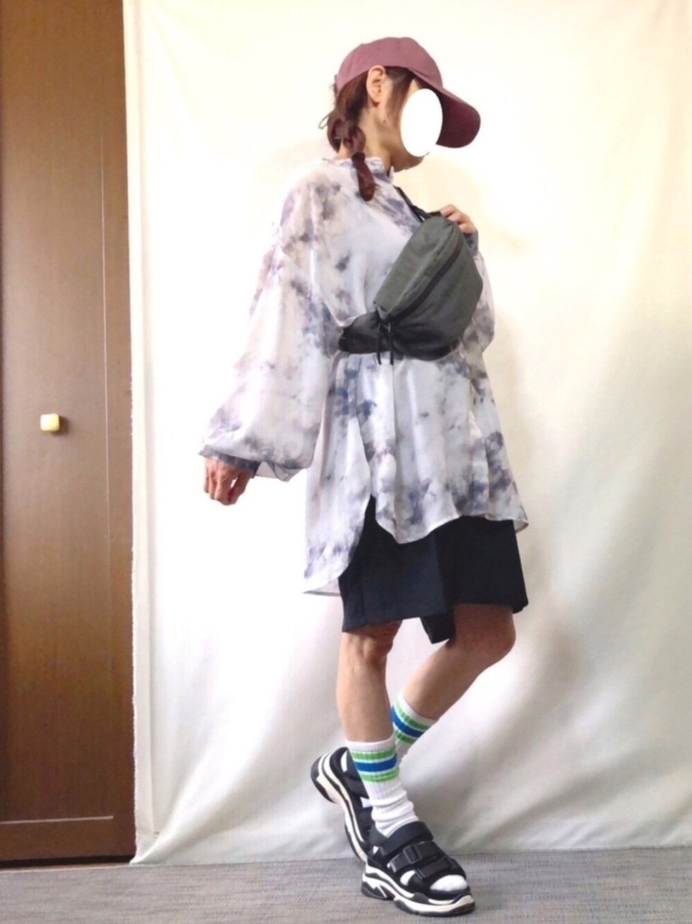 「これが私をアゲる服、カジュアル、ボーイッシュ、ストリート系、タイダイ柄、ハーフパンツ、ファミマ靴下、スポーツサンダル、キャップ女子、低身長」｜「ZARAのセカストで550円（キャップ、パープル系）」を使った、kaop🐣さん（レディース・150cm）の春コーディネートの1枚目の写真