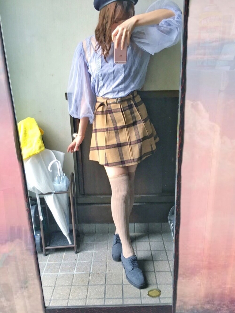 「daily look、チェック、nice claup、dazzlin、ブラウス、ニーハイソックス、ZARA、ベレー帽、秋のコーデ、秋」｜「dazzlinのベルト付チェックミニスカート（スカート、レッド系）」を使った、ENA *privateさん（レディース・162cm）の秋コーディネートの1枚目の写真