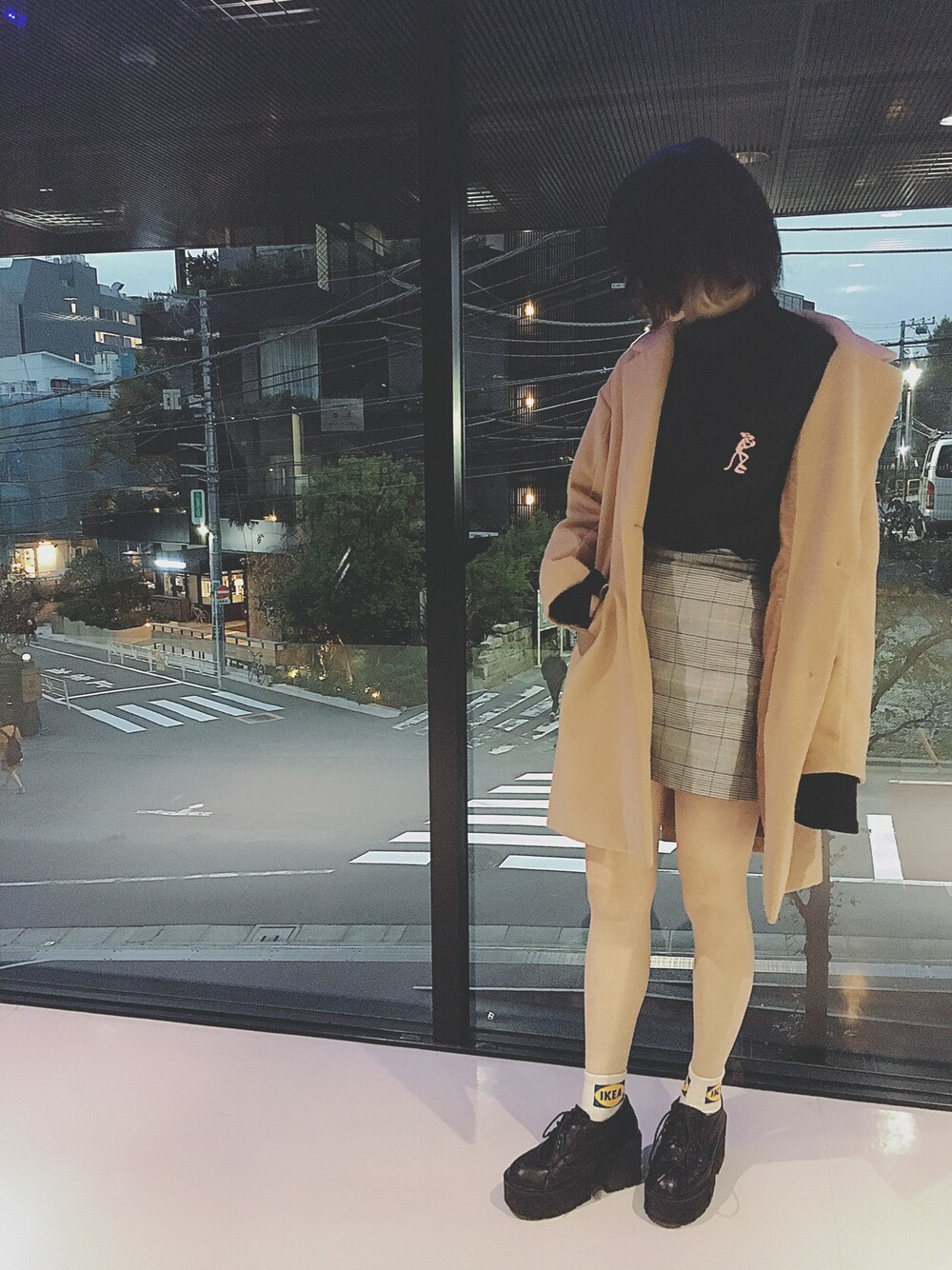 「daily look、韓国ファッション、韓国ブランド、BUBBLES、グレンチェック、厚底シューズ、pinkpanther、チェスターコート、タートルネック、black」｜「CHARMSのアイテム（スウェット、ブラック系）」を使った、ENA *privateさん（レディース・162cm）の秋コーディネートの1枚目の写真