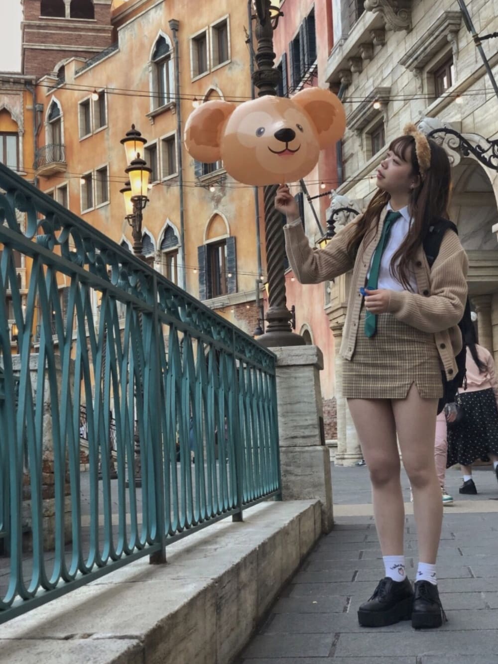 「disney、ディズニー、制服、韓国ファッション、韓国、korea、スクールガール、チェック、タイトスカート、ootd」｜「usedのアイテム（スカート、ベージュ系）」を使った、ENA *privateさん（レディース・162cm）の春コーディネートの1枚目の写真