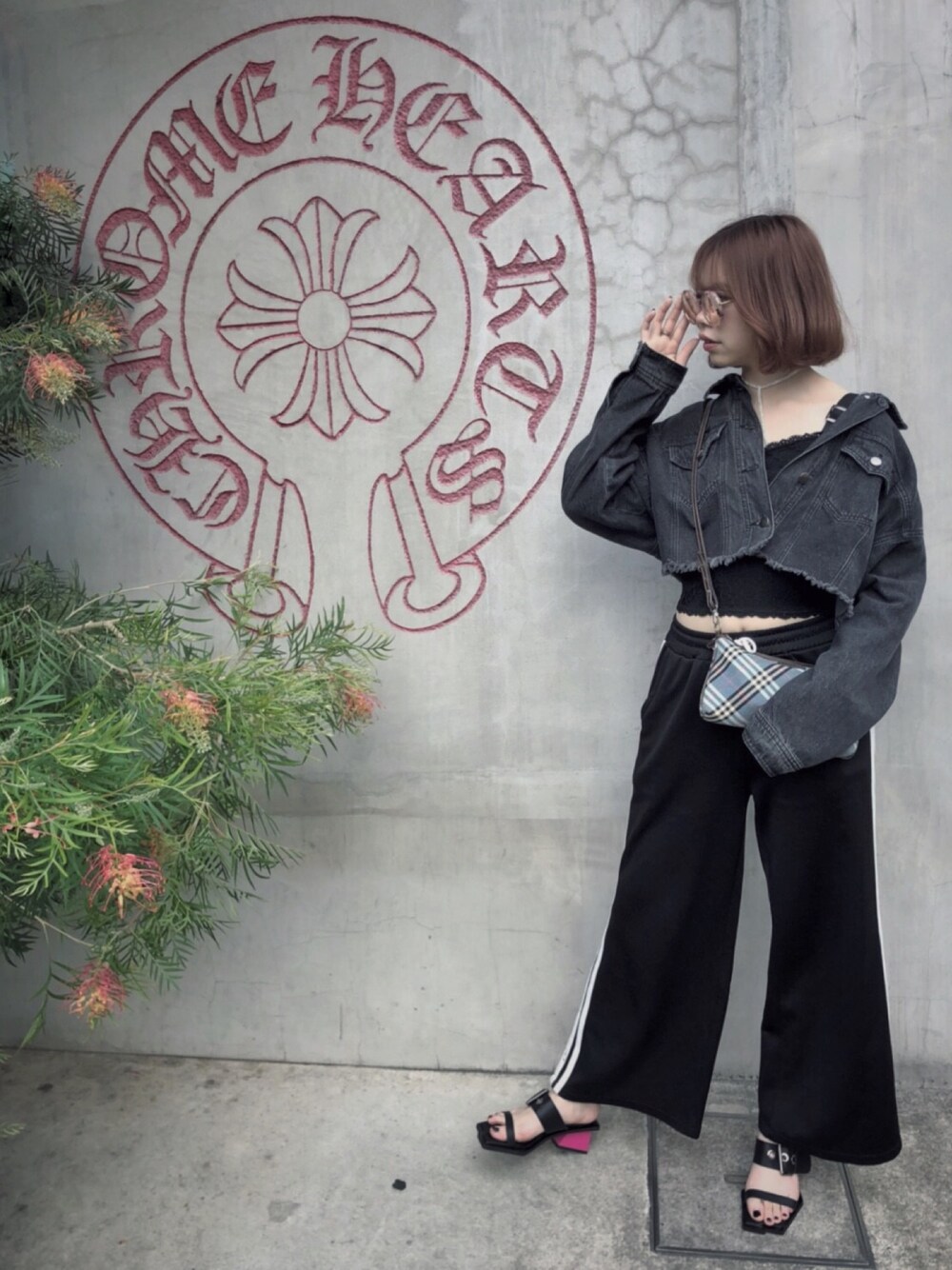 「ootd、GALLERIE、burberry、オールブラック、silver、ストリート、スポーツミックス、シルバー、韓国ファッション、サンダル」｜「FOREVER 21のアイテム（チョーカー、シルバー系）」を使った、ENA *privateさん（レディース・162cm）の春コーディネートの1枚目の写真