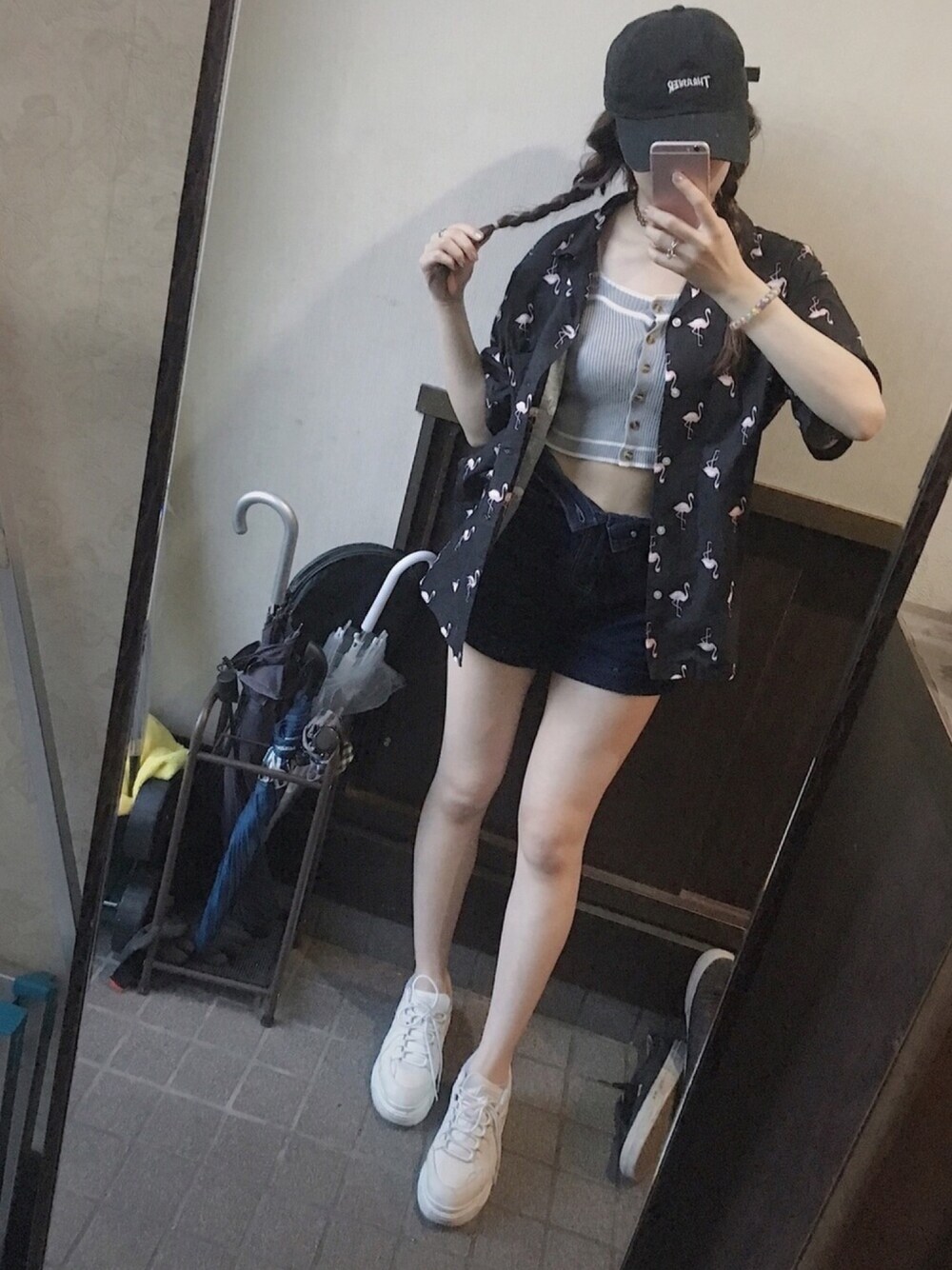 「韓国ファッション、ヘソだし、ショートパンツ、フラミンゴ、柄シャツ、プラットフォーム、THRASHER、RAGEBLUE、RETRO GIRL、プチプラ」｜「THRASHERのTHRASHER6パネルキャップ（キャップ、ブラック系）」を使った、ENA *privateさん（レディース・162cm）の夏コーディネートの1枚目の写真