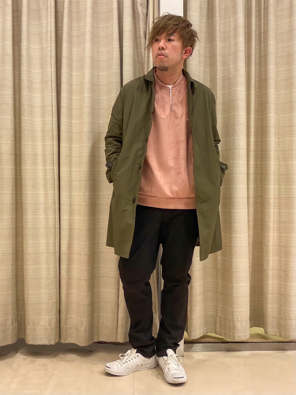 グリーン系のステンカラーコート、ピンク系のTシャツ/カットソー、ブラック系のその他パンツを着用したメンズの冬コーディネートの1枚目の写真