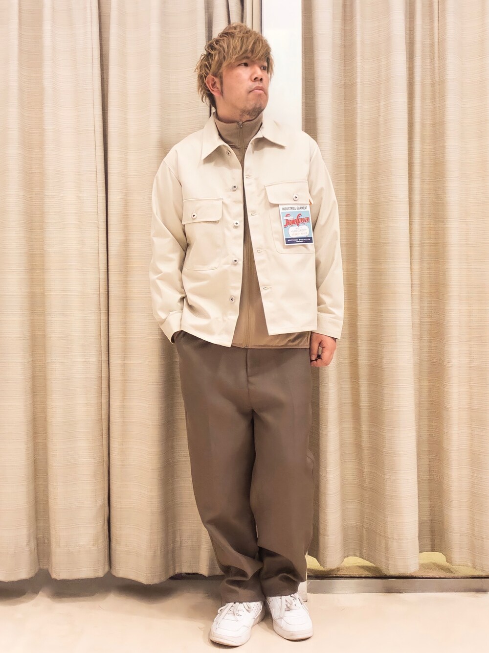 ホワイト系のミリタリージャケット、ベージュ系のブルゾン、ベージュ系のその他パンツを着用したメンズの春コーディネートの1枚目の写真