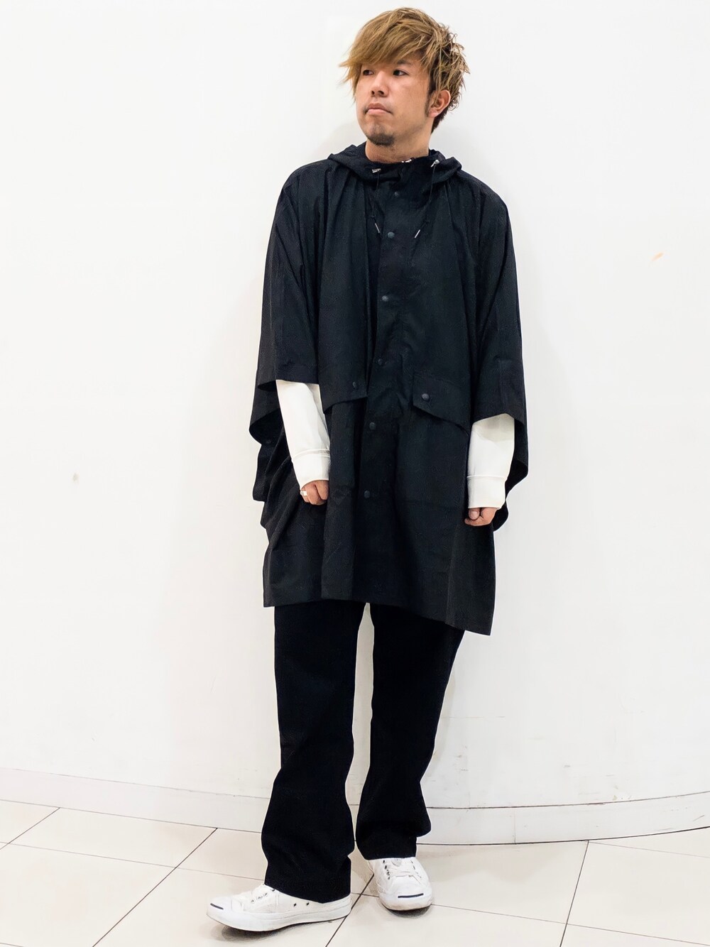 ブラック系のその他アウター、ホワイト系のTシャツ/カットソー、ブラック系のその他パンツを着用したメンズの春コーディネートの1枚目の写真