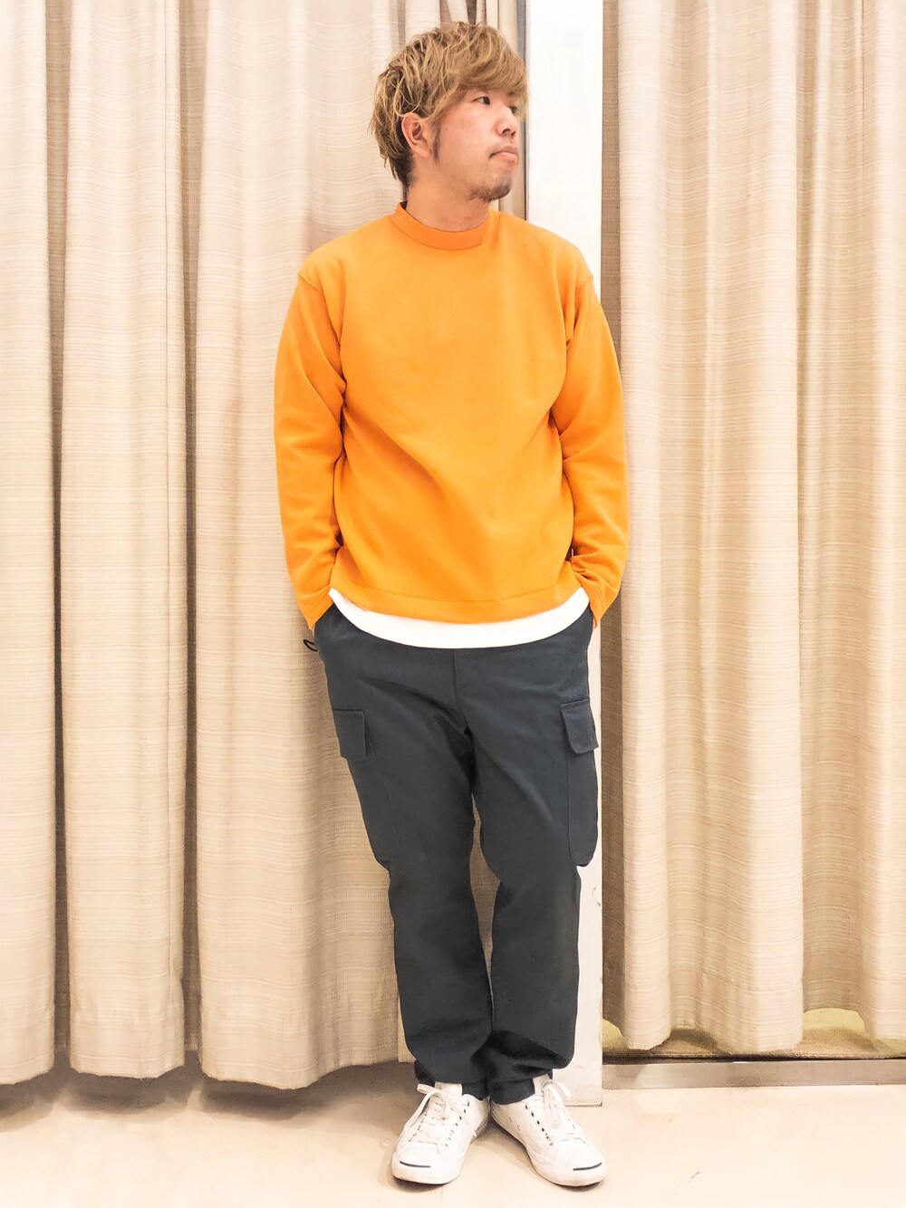 オレンジ系のTシャツ/カットソー、グリーン系のその他パンツ、ホワイト系のスニーカーを着用したメンズの春コーディネートの1枚目の写真