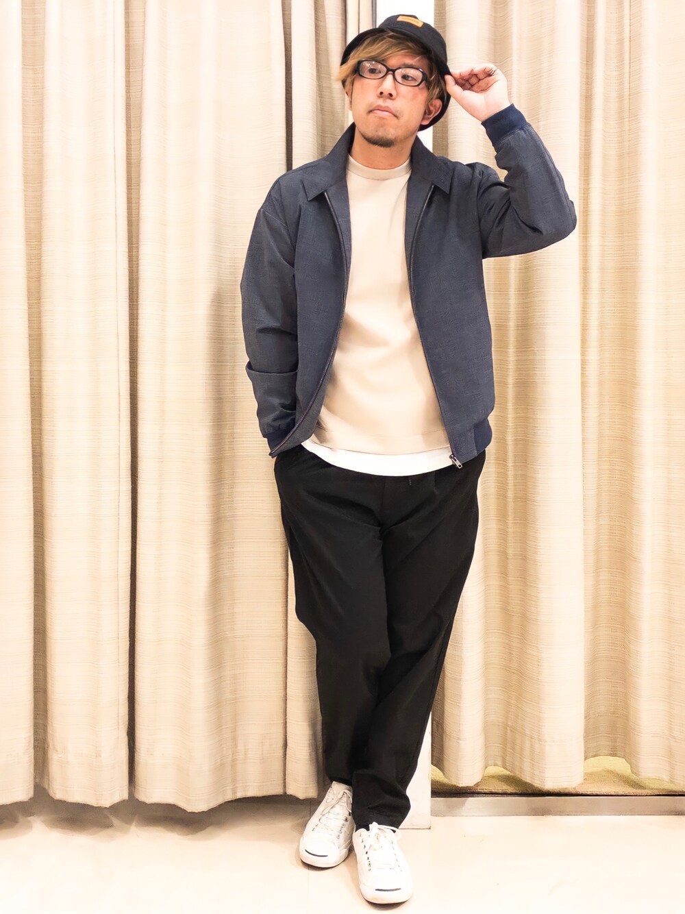 ブルー系のブルゾン、ベージュ系のTシャツ/カットソー、ブラック系のスーツパンツを着用したメンズの春コーディネートの1枚目の写真