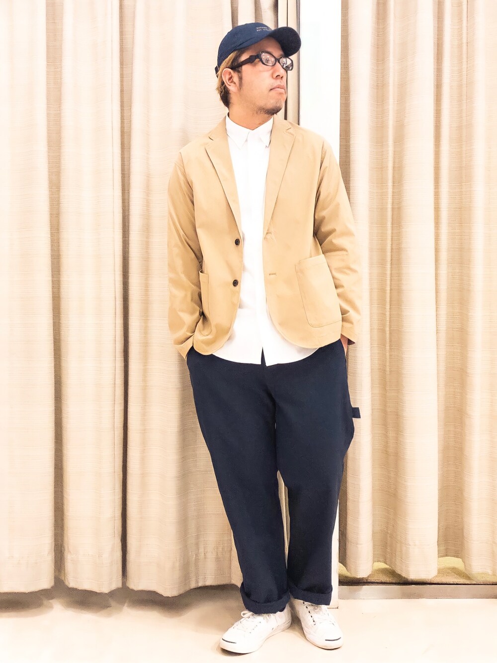 ベージュ系のスーツジャケット、ホワイト系のシャツ/ブラウス、ブルー系のその他パンツを着用したメンズの春コーディネートの1枚目の写真