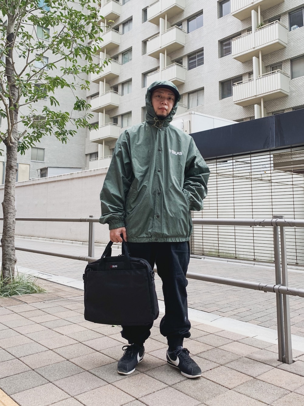 「今日のコーデ、ootd」｜「SILASのREVERSIBLE TAFFETA JACKET（ナイロンジャケット、グリーン系）」を使った、矢野征哉 SARUさん（メンズ・160cm）の冬コーディネートの1枚目の写真