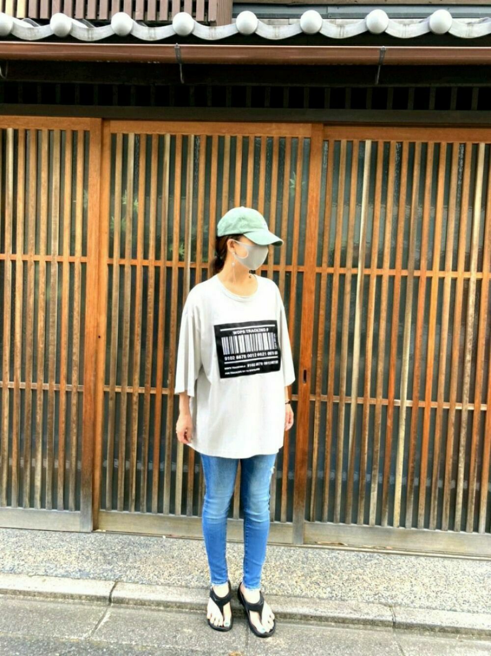 「シンプル、カジュアルコーデ、Tシャツ、オトナカジュアル、デニム、メンズサイズ、ビックシルエット、休日スタイル、お洒落さんとつながりたい、キャップ」｜「HOKAの【HOKA ONEONE/ホカオネオネ】 ORA RECOVERY FLIP：サンダル（サンダル、ブラック系）」を使った、taeさん（レディース・165cm）の夏コーディネートの1枚目の写真