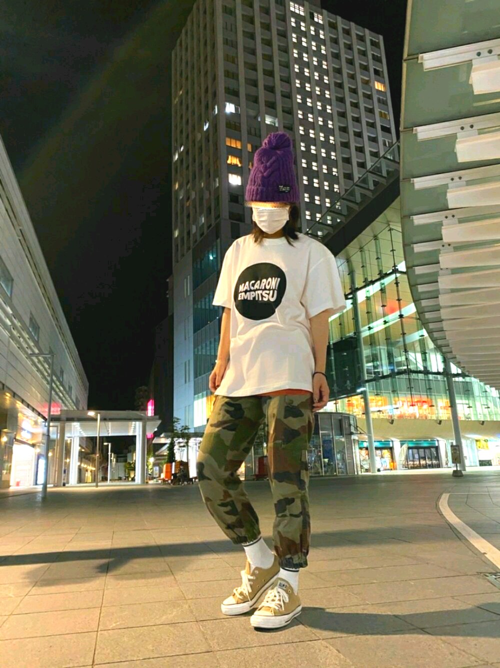 「ニット帽、迷彩、カモフラパンツ、スニーカーコーデ、バンドT、カジュアルコーデ、白Tシャツ、むらさき、バンTコーデ、スゥエード」｜「CONVERSEの【CONVERSE】CANVAS ALL STAR COLOR OX（スニーカー、ベージュ系）」を使った、taeさん（レディース・165cm）の秋コーディネートの1枚目の写真