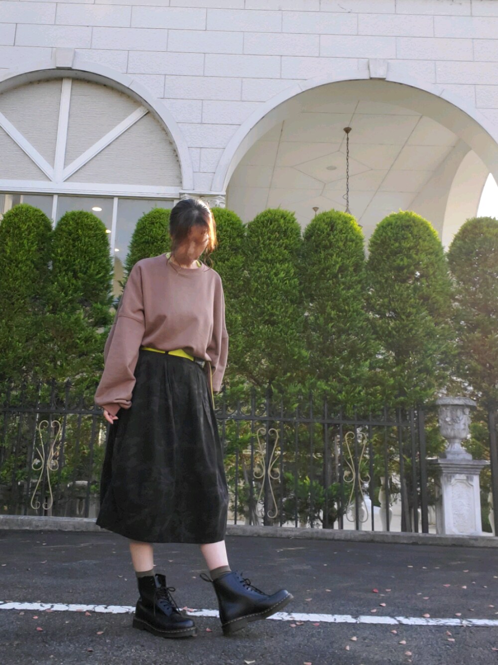 「オトナカジュアル、ブーツ、スウェット、迷彩、スカートスタイル、ドクターマーチン、黒ブーツ、モカ」｜「SENSIONのover size wide sweat / オーバーサイズワイドスウェット（スウェット、ブラウン系）」を使った、taeさん（レディース・165cm）の秋コーディネートの1枚目の写真