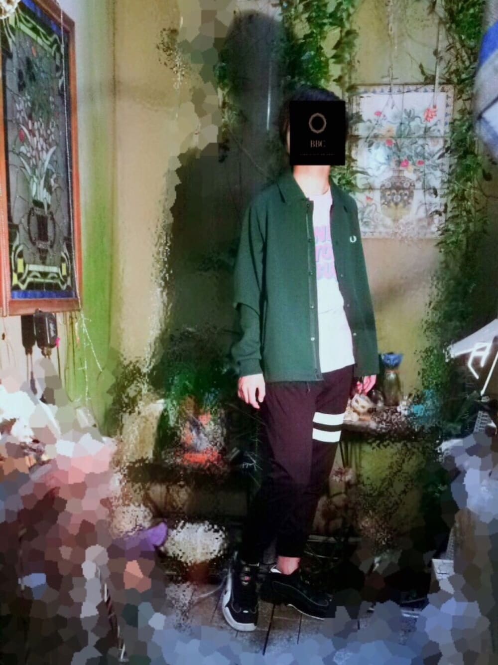 グリーン系のその他アウター、ピンク系のTシャツ/カットソー、ホワイト系のスニーカーを着用したメンズの夏コーディネートの1枚目の写真