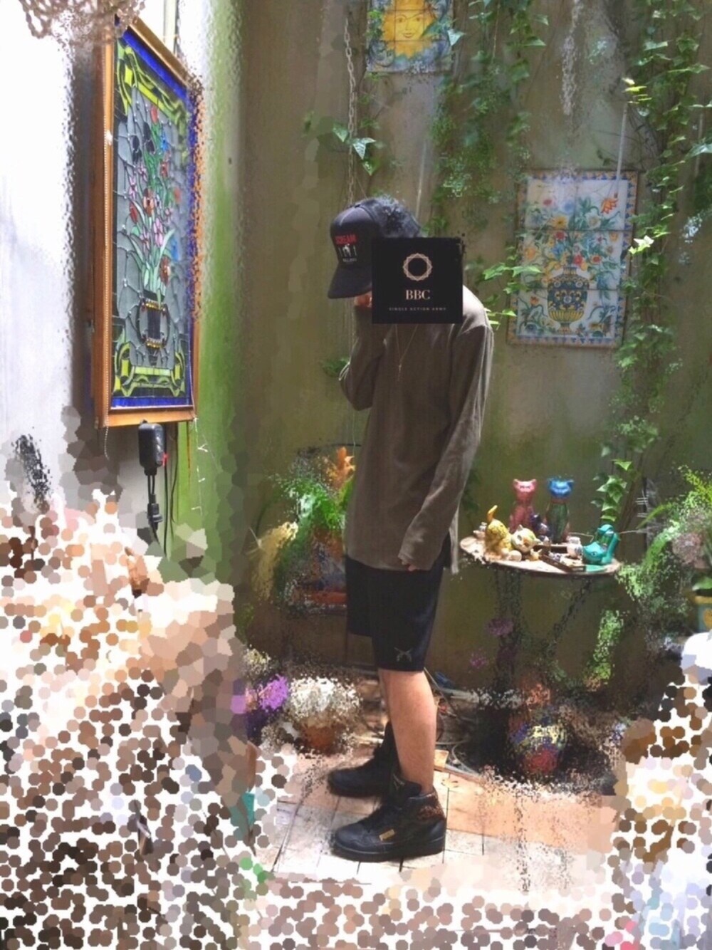 グリーン系のTシャツ/カットソー、ブラック系のパンツ、ブラック系のスニーカーを着用したメンズの夏コーディネートの1枚目の写真