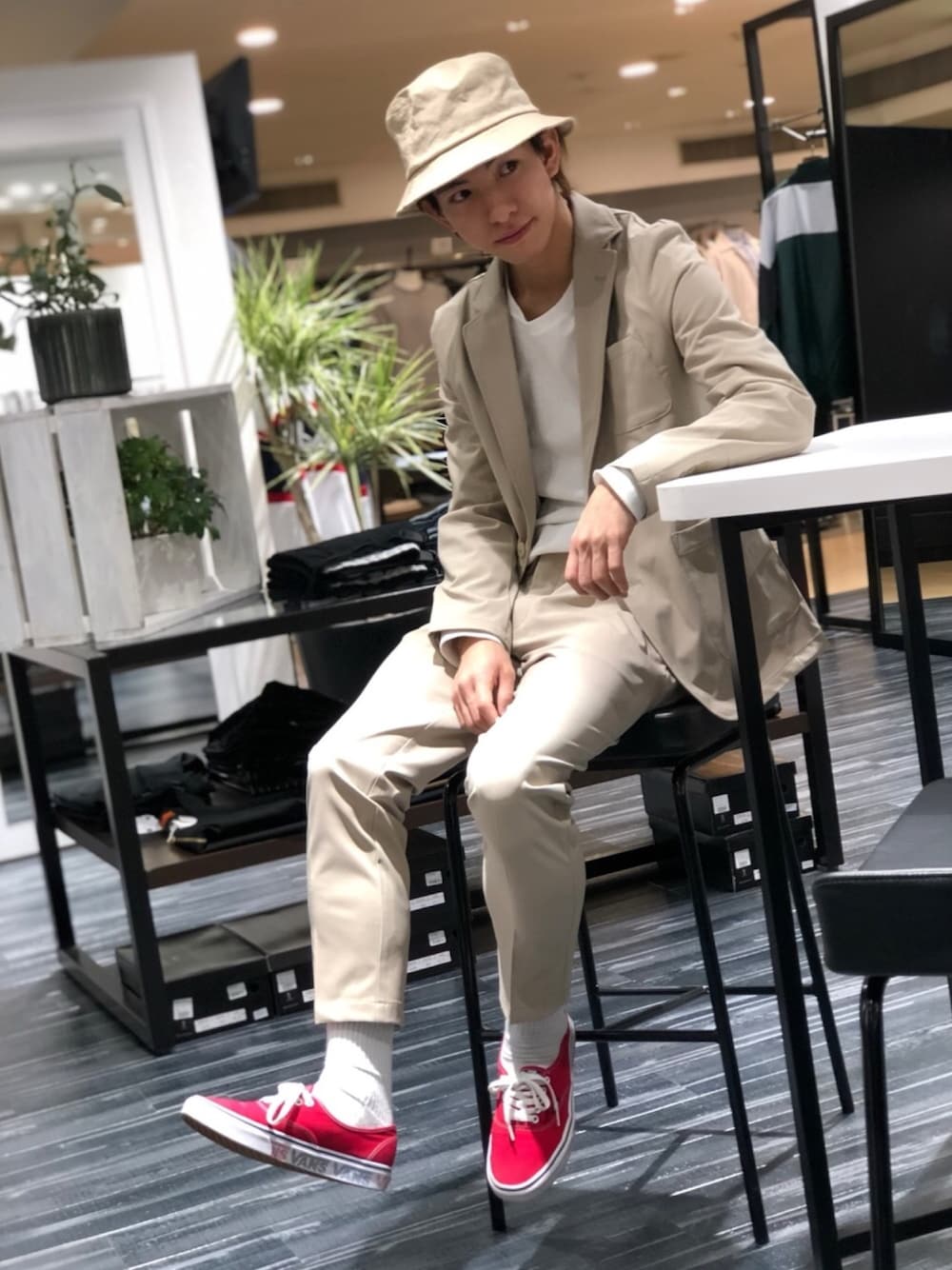 「セットアップスタイル、はるコーデ、オトナカジュアル、VANS、春、ベージュ、アンクルパンツ、テーラードジャケット、パステルカラー、パステル映える春」｜「VANSのAuthentic（スニーカー、レッド系）」を使った、Matsuda  Kazukiさん（メンズ・177cm）の春コーディネートの1枚目の写真