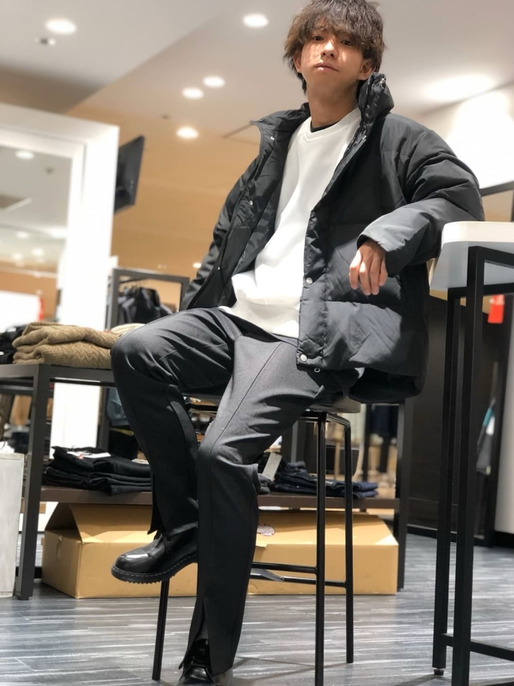 「ブラック、モノトーン、ダウンジャケット、スリットパンツ、ショート丈トップス、ワントーンコーデ、オトナカジュアル、シンプルコーデ、冬アウター着回しチャレンジ」｜「ZIP FIVEのポリシレーヘムラウンドダウンジャケット/ブルゾン[ダウン70％/フェザー30％]（ダウンジャケット/コート、ブラック系）」を使った、Matsuda  Kazukiさん（メンズ・177cm）の冬コーディネートの1枚目の写真