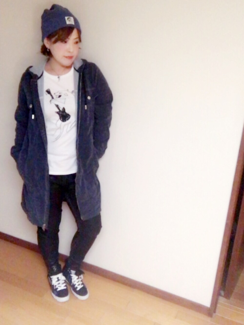 ホワイト系のTシャツ/カットソー、ブルー系のワンピース、ブラック系のデニムパンツを着用したレディースの秋コーディネートの1枚目の写真