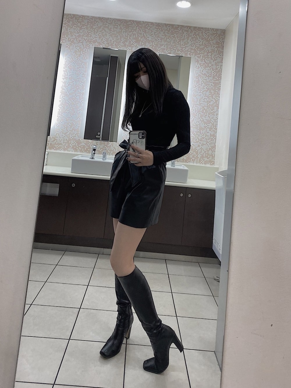 「きれいめカジュアル、オールブラック、ブラック、ワントーンコーデ、オトナ女子、モード、休日スタイル、ootd、黒コーデ、大人コーデ」｜「ZARAのアイテム（その他パンツ、ブラック系）」を使った、kotona.さん（レディース・159cm）の冬コーディネートの1枚目の写真
