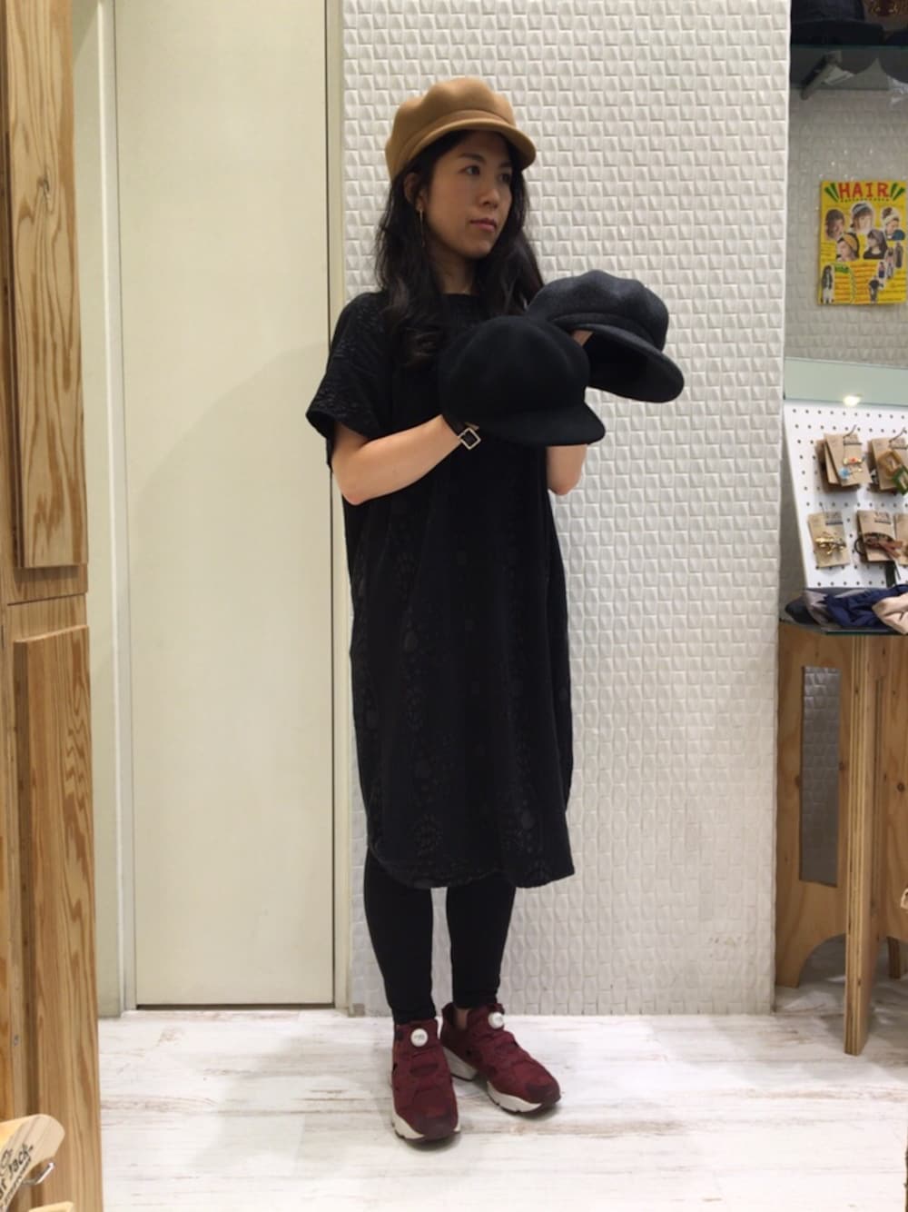 グレー系のキャスケット、ブラック系のキャスケットを着用したレディースの秋コーディネートの1枚目の写真