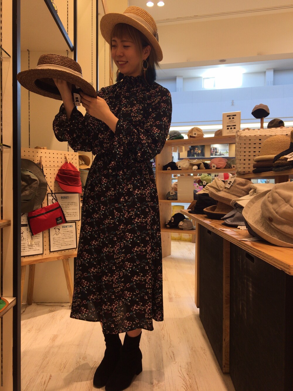 「花柄ワンピース、天然素材、カンカン帽、ワンピーススタイル、かわいい、ラフィアハット、14+、イチヨンプラス、大人の女性にもおススメ、夏の帽子ははコレに決まり」｜「ラフィアストライプリボンカンカン帽（ハット、ベージュ系）」を使った、14+ イオンモール羽生店 スタッフさん（レディース・165cm）の春コーディネートの1枚目の写真