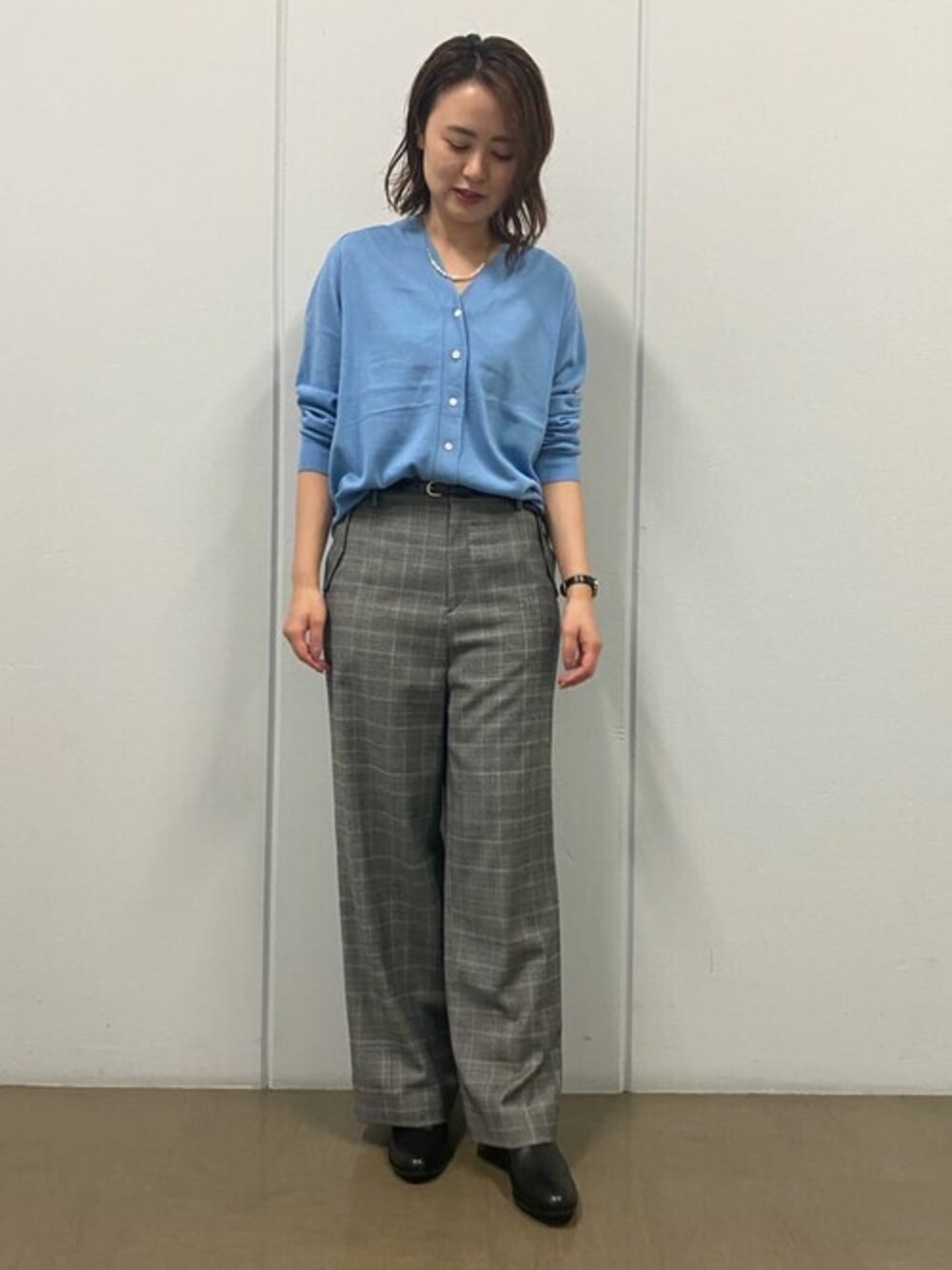 ブルー系のカーディガン/ボレロ、グレー系のその他パンツ、ブラック系のブーツを着用したレディースの秋コーディネートの1枚目の写真