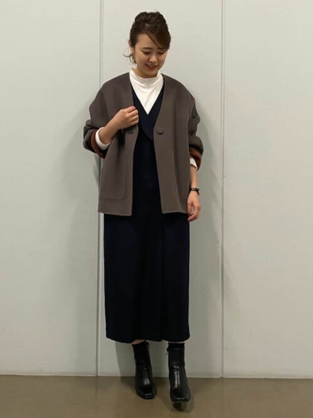 ブラウン系のノーカラーコート、ブルー系のワンピース、ホワイト系のTシャツ/カットソーを着用したレディースの秋コーディネートの1枚目の写真