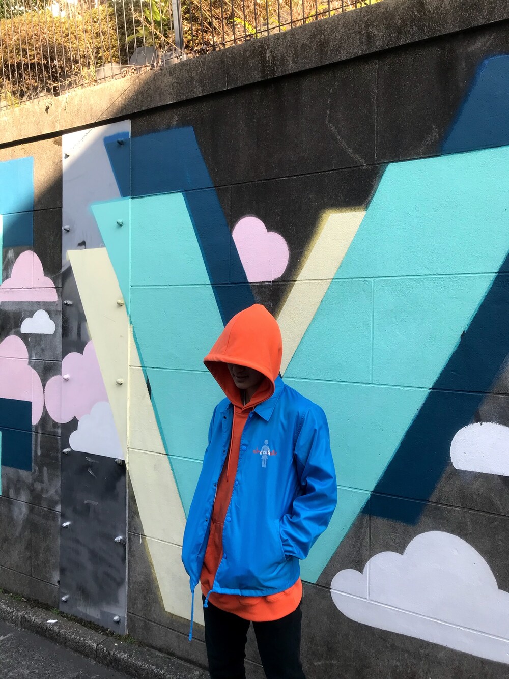「おしゃれさんと繋がりたい、リラックススタイル、ストリート、street、streetstyle、ストリートMIX、パーカー、NIKE、冬コーデ、シンプル」｜「GGDのGGD edition / 裏毛ワイドパーカー（パーカー、オレンジ系）」を使った、lipさん（メンズ・177cm）の夏コーディネートの1枚目の写真