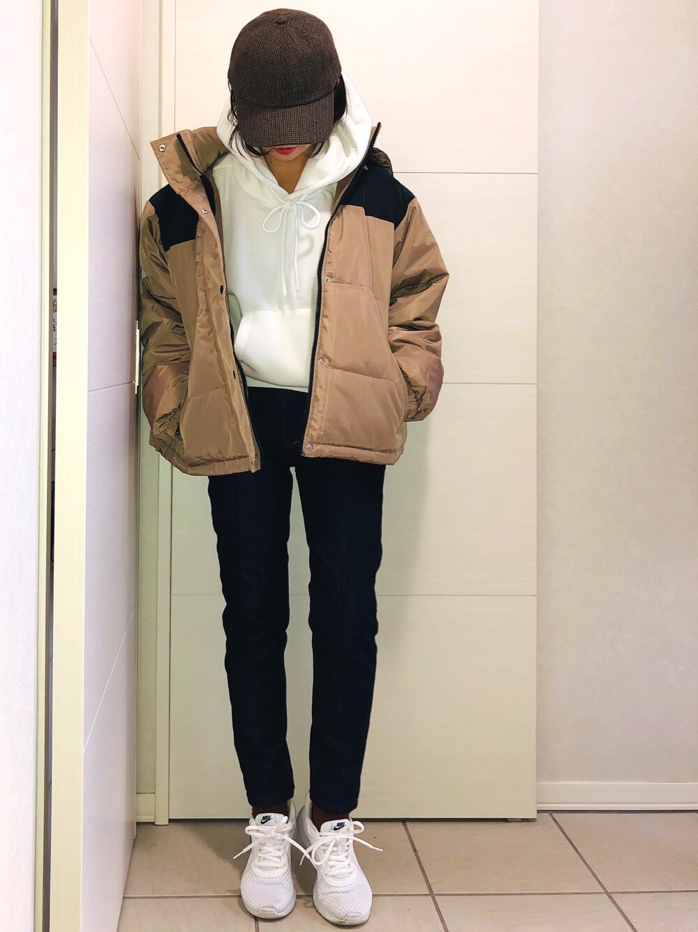 「やっぱりストリートが好き、オトナカジュアル、スニーカー、デニムパンツ、休日スタイル、オトナ女子、低身長、メンズライク」｜「しまむらのアイテム（ダウンジャケット/コート、ベージュ系）」を使った、❁⃘asa❁⃘さん（レディース・150cm）の秋コーディネートの1枚目の写真