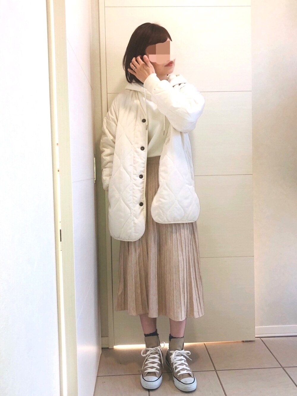 「カジュアルコーデ、冬コーデ、ホワイト、オトナカジュアル、着回しコーデ、ベージュ、冬色フェス2019、消えそうな色コーデ、グラデーションコーデ、低身長」｜「LEPSIMのキルトサテンリバーシブルブルゾン　818568（ブルゾン、ホワイト系）」を使った、❁⃘asa❁⃘さん（レディース・150cm）の秋コーディネートの1枚目の写真